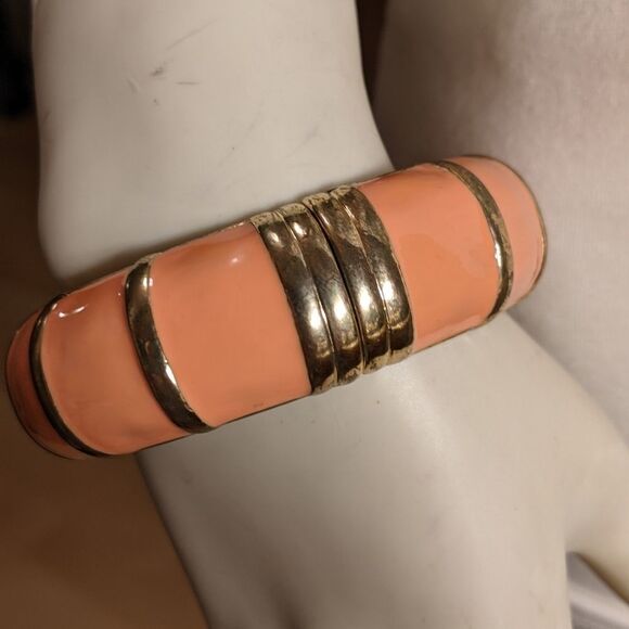 Vintage light orange bangle cuff clap bracelet - Picture 4 of 9